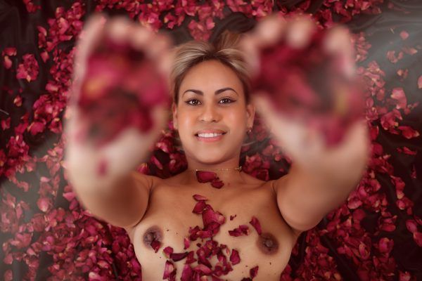 La Mujer y la Rosa - Fotografía boudoir en Sevilla